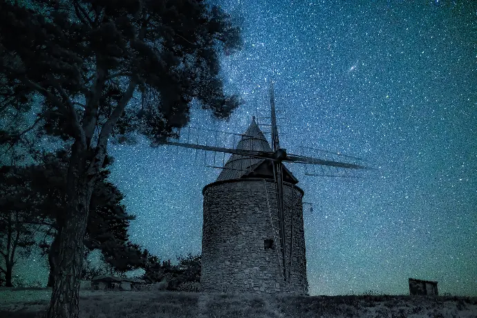 Moulin à vent avec un ciel étoilé